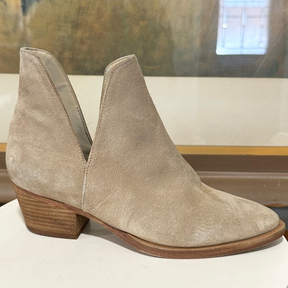 🌸FREE PEOPLE🌸 Charm Double V Camel Suede Ankle Boot Size: 36.5 - Picture 2 of 14